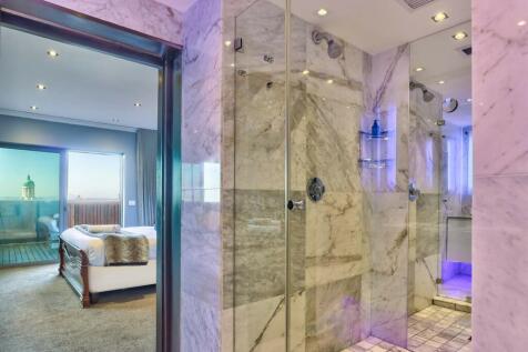 Full en-suite bathroom to main bedroom