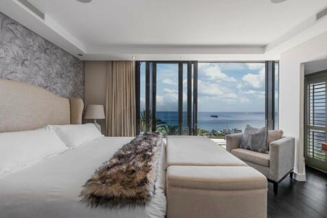 Queen size bedroom with amazing views.  Air-conditioning in all bedrooms.
