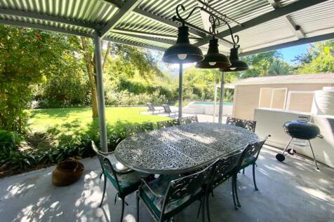Outdoor eating  area