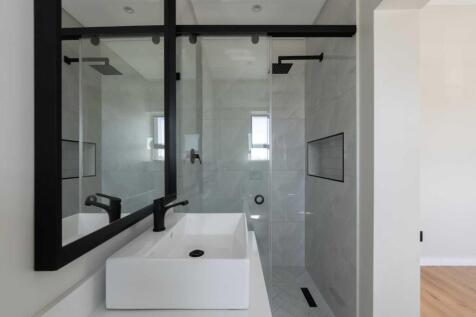 Third bedroom&#39;s ensuite bathroom