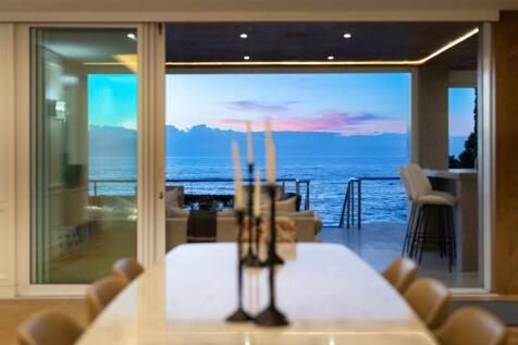 Dining room ambiance.