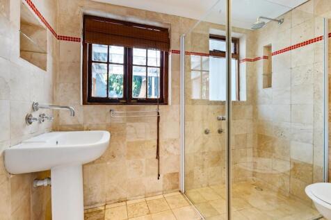 3rd Bedroom En-suite with a shower