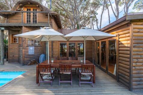 Front verandah with outdoor dining 