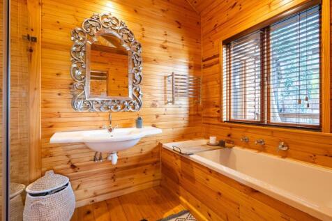 En suite bathroom 2nd bedroom of main residence 
