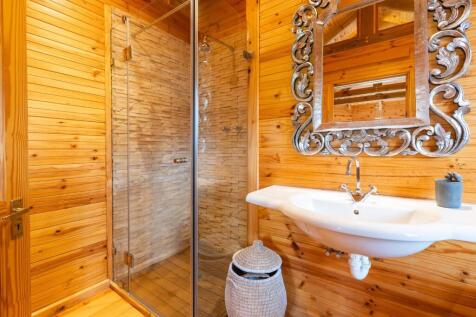 Main bedroom en suite bathroom
