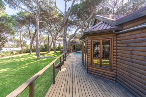Wrap around verandah to main pool area