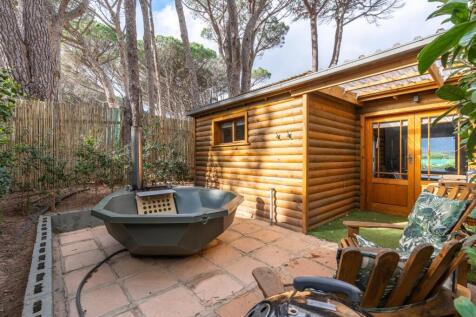 Outdoor Sauna on Airbnb Cottages popular in winter