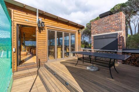 Barbecue area adjacent to tennis court