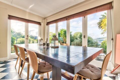 Spacious Dining area