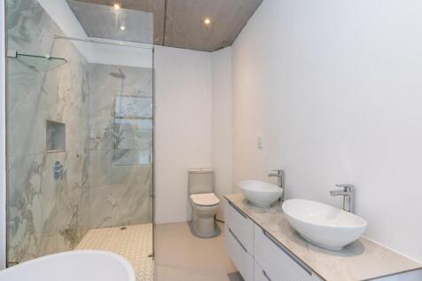 Ensuite bathroom of ground floor bedroom
