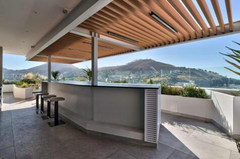 Rooftop pool &amp; barbeque terrace