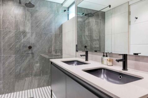 En-suite bathroom to main bedroom