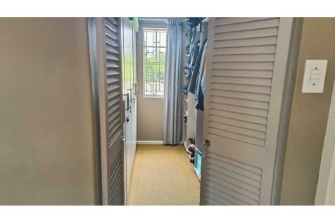 Main en-suite walk in closet