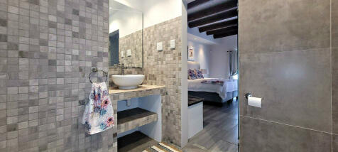 GUEST SUITE: EN-SUITE BATHROOM