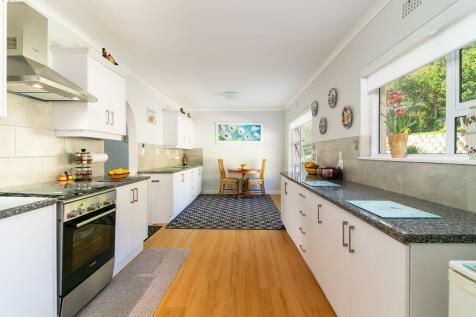 Big kitchen with breakfast nook