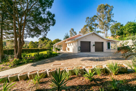 Driveway plenty of parking space  double garage