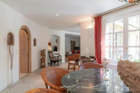 Dining room Tile