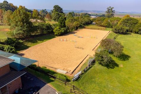 Large sand jumping arena