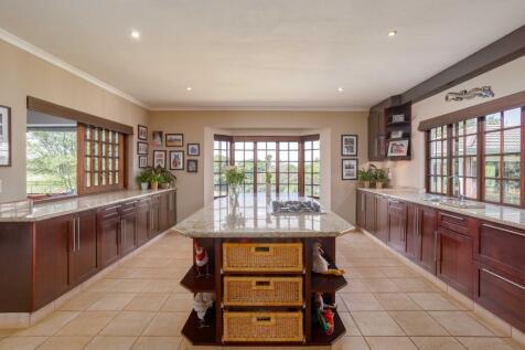 Large kitchen with plenty cupboard space