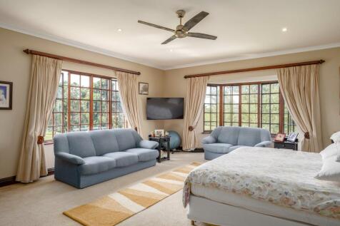 Large and spacious main bedroom