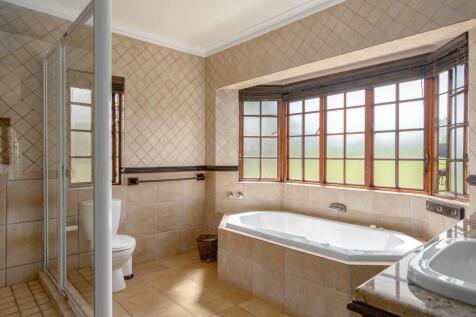 Full main en-suite bathroom