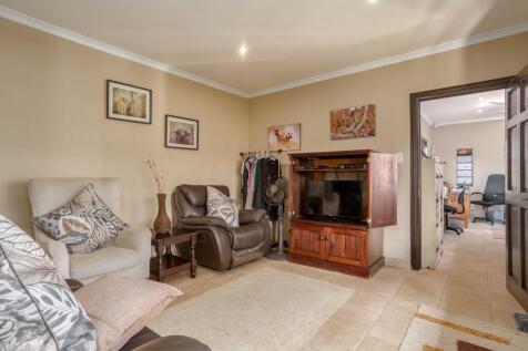5th bedroom or lounge for flatlet