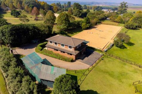 Separate entrance to stables