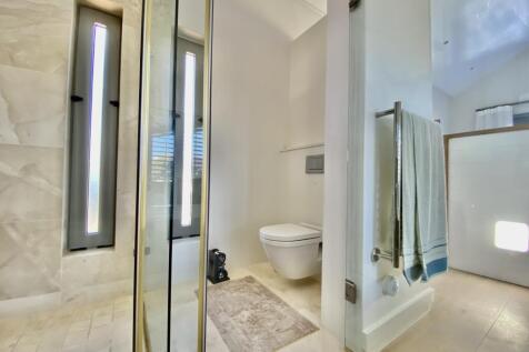 Main Bedroom - loo