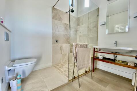 2nd Bedroom en suite bathroom