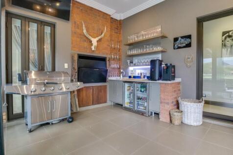 Outside Built in Bar and Braai