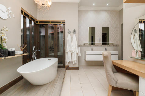 Master En-Suite Bathroom