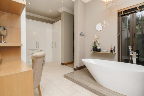 Master En-Suite Bathroom