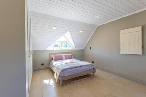 Flatlet bedroom - sunny  big