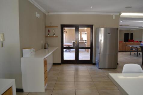 PART OF KITCHEN OPEN PLAN TO STOEP