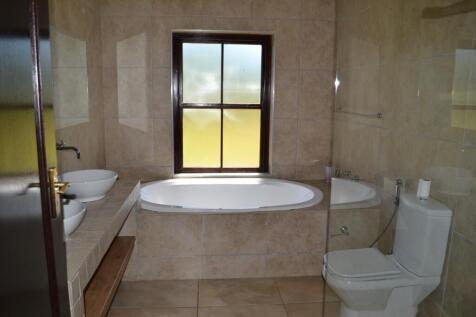 BATHROOM 4 - RIGHT WING
