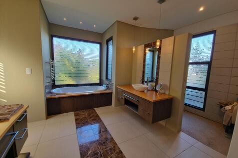 Main Bedroom on-suite Bathroom