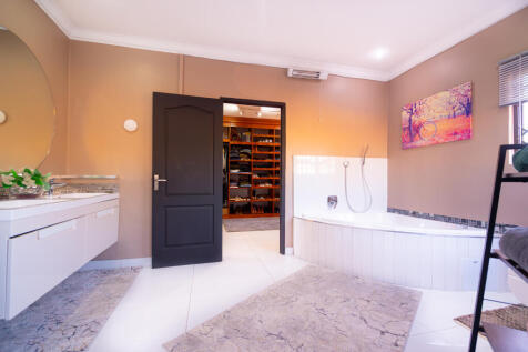 Main Ensuite Jacuzzi Tub