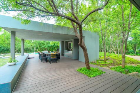 Patio / Outdoor Dining