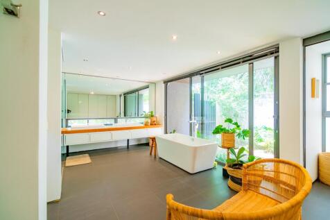 Main bed bathroom
