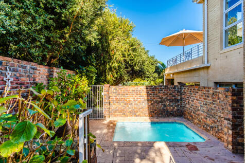 Splash pool with view to patio