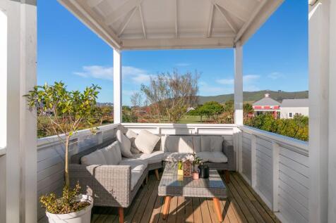 Top gazebo with drop down blind
