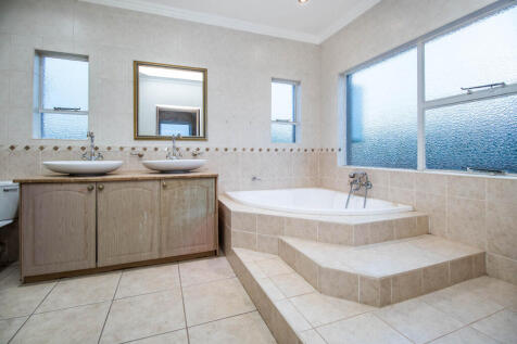 main bedroom bathroom