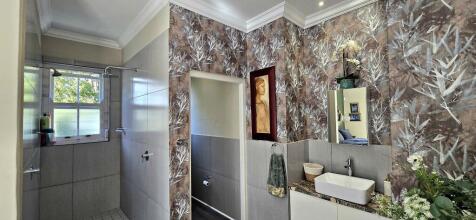 MAIN BEDROOM: BATHROOM