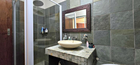 1ST GUEST BATHROOM