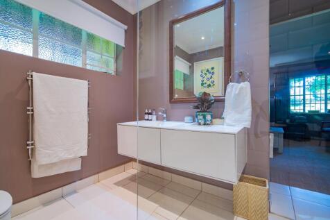 Ensuite Bathroom 1