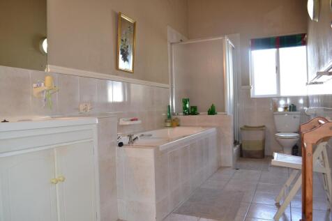 Main Bedroom En-Suite Bathroom