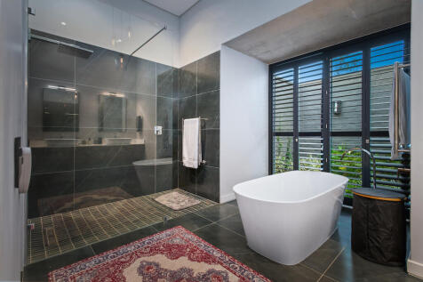MES with outside shower