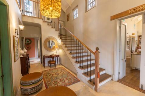 Strairs too Main bedroom &#43;balcony