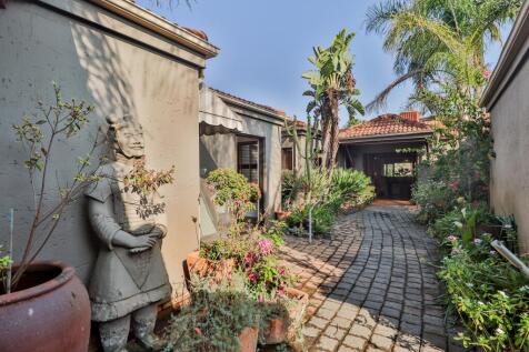 Courtyard entrance to bedroom 4