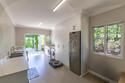 Spacious scullery !